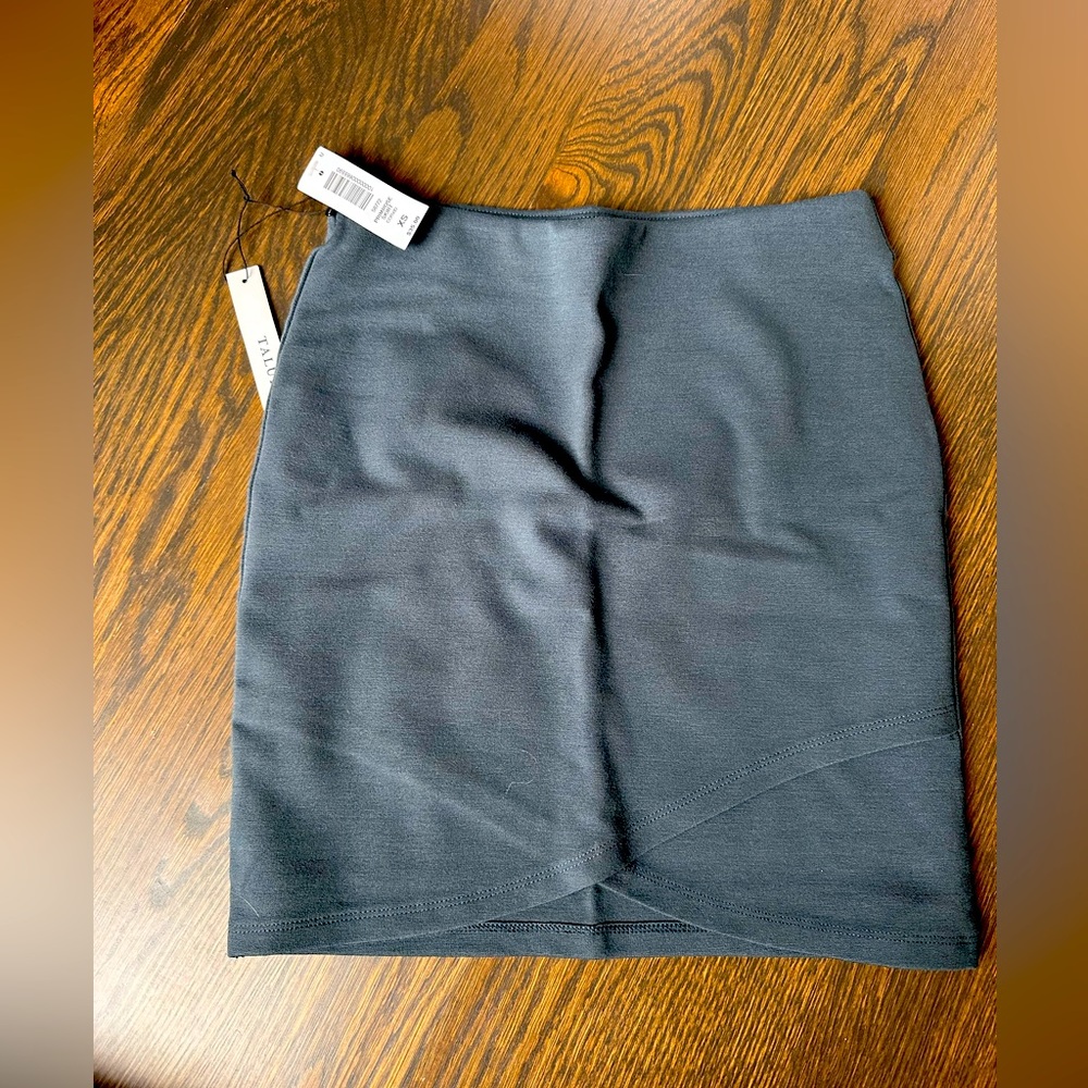 Aritzia mini skirt, XS brand new with tags.